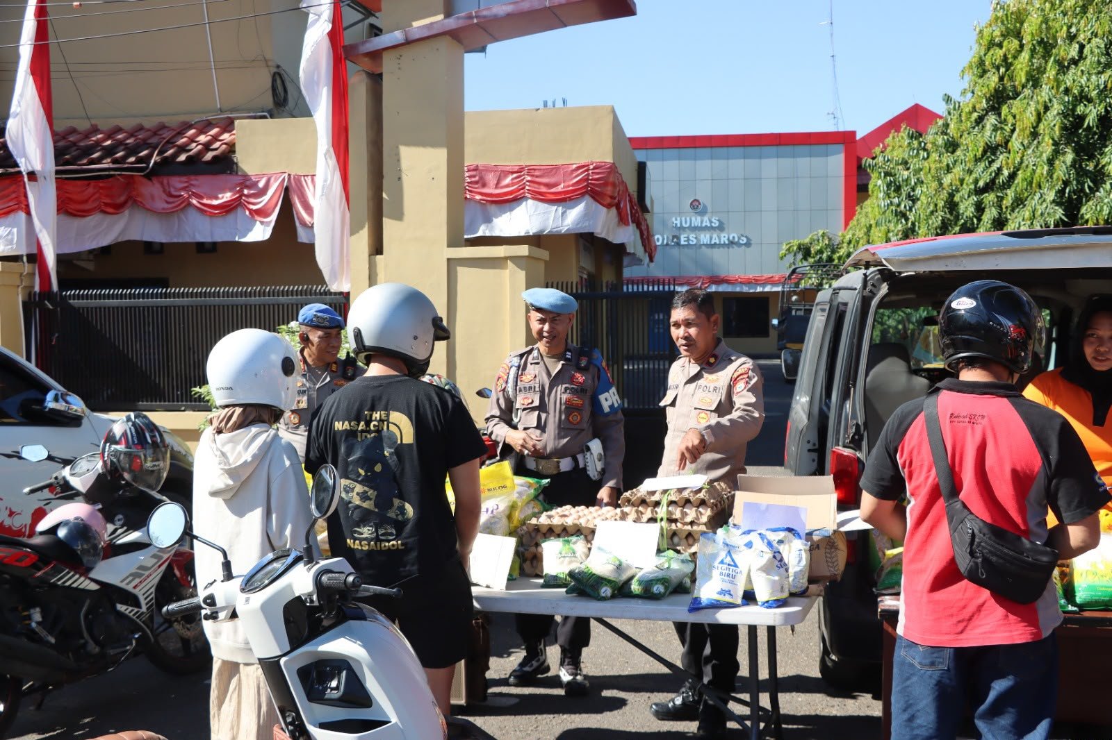 Polres Maros menggelar Bazar Pangan Murah di depan Mapolres Maros, Rabu (26/8/2026). Kegiatan menyediakan sejumlah kebutuhan pokok seperti beras, telur, gula, tepung, dan minyak goreng dengan harga terjangkau.