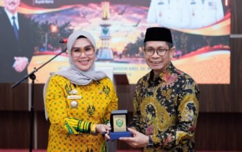 Bupati Barru Andi Ina Kartika Sari bersama Wakil Bupati Barru Abustan A. Bintang menyerahkan cenderamata saat menghadiri Pengukuhan DPD KKS Kabupaten Barru Masa Bakti 2026–2031 di Baruga Singkeru Adae, Kamis (10/9/2026).