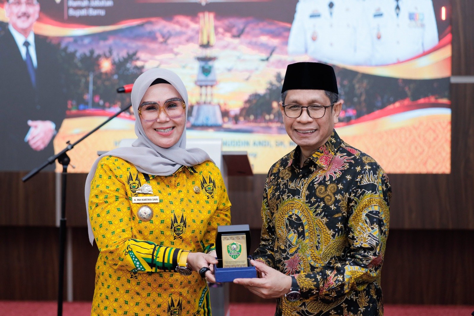 Bupati Barru Andi Ina Kartika Sari bersama Wakil Bupati Barru Abustan A. Bintang menyerahkan cenderamata saat menghadiri Pengukuhan DPD KKS Kabupaten Barru Masa Bakti 2026–2031 di Baruga Singkeru Adae, Kamis (10/9/2026).