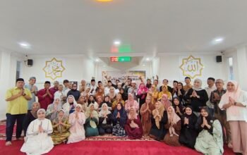 Pengurus dan alumni Ika Smandel Makassar berfoto bersama usai mengikuti peringatan Maulid Nabi Muhammad SAW 1448 H di Masjid Silaturahmi SMA Negeri 8 Makassar, Sabtu (12/9/2026).