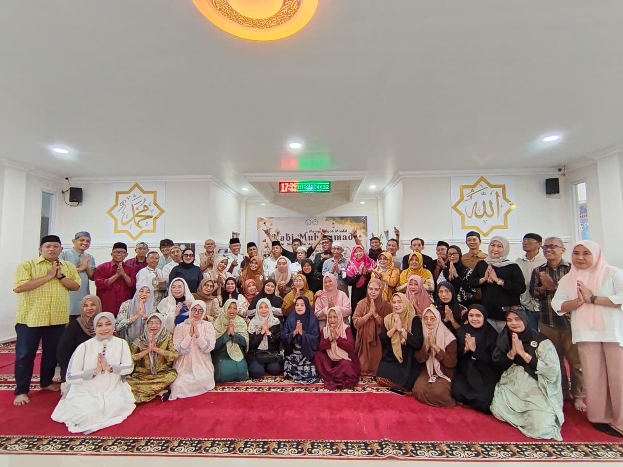 Pengurus dan alumni Ika Smandel Makassar berfoto bersama usai mengikuti peringatan Maulid Nabi Muhammad SAW 1448 H di Masjid Silaturahmi SMA Negeri 8 Makassar, Sabtu (12/9/2026).