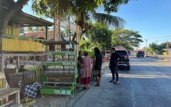 Personel Unit Tipidter Sat Reskrim Polres Barru memberikan imbauan kepada warga yang menjual BBM jenis solar bersubsidi secara eceran di Dusun Butung, Desa Lasitae, Kecamatan Tanete Rilau, Minggu (13/9/2026).