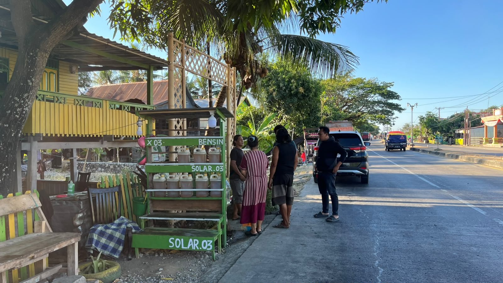 Personel Unit Tipidter Sat Reskrim Polres Barru memberikan imbauan kepada warga yang menjual BBM jenis solar bersubsidi secara eceran di Dusun Butung, Desa Lasitae, Kecamatan Tanete Rilau, Minggu (13/9/2026).