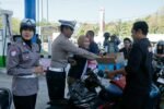 Peduli Pengendara, Satlantas Barru Bagikan Makanan Ringan di Tengah Antrean BBM