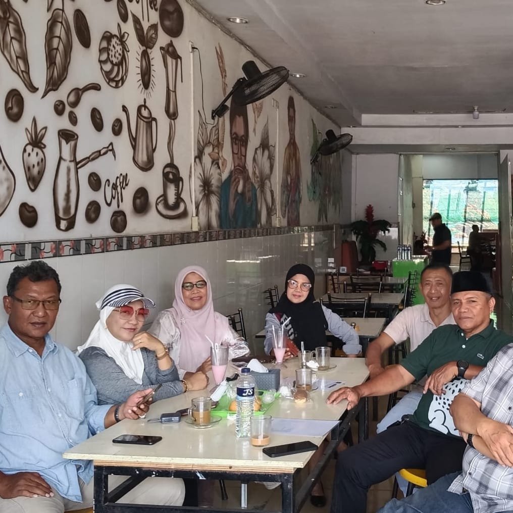 Alumni Angkatan 86 Ika Smandel Makassar menggelar rapat pemantapan persiapan puncak 4 Dekade di Warkop Dalle’ta, Kabupaten Gowa, Kamis (17/9/2026). Kegiatan puncak akan berlangsung 19–20 September 2026 di Villa KK, Malino.