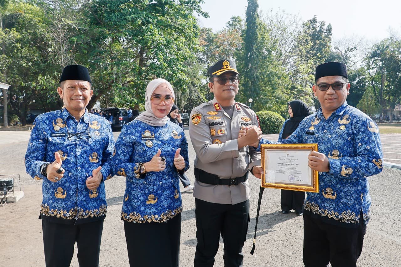 Kapolres Barru bersama jajaran Pemerintah Kabupaten Barru usai Upacara Hari Kesadaran Nasional Tingkat Kabupaten Barru di Halaman Kantor Bupati Barru, Kamis (17/9/2026).