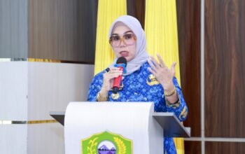 Bupati Barru Andi Ina Kartika Sari saat mengukuhkan empat asosiasi peternakan dalam rangka Bulan Bakti Hari Peternakan dan Kesehatan Hewan Nasional ke-190 Tahun 2026 di Baruga Singkeru Adae, Kamis (17/9/2026).