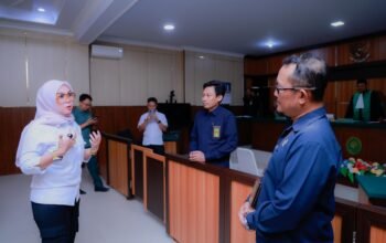 Bupati Barru Andi Ina Kartika Sari berdialog saat meninjau fasilitas dan infrastruktur Pengadilan Agama Barru, Rabu (16/9/2026).