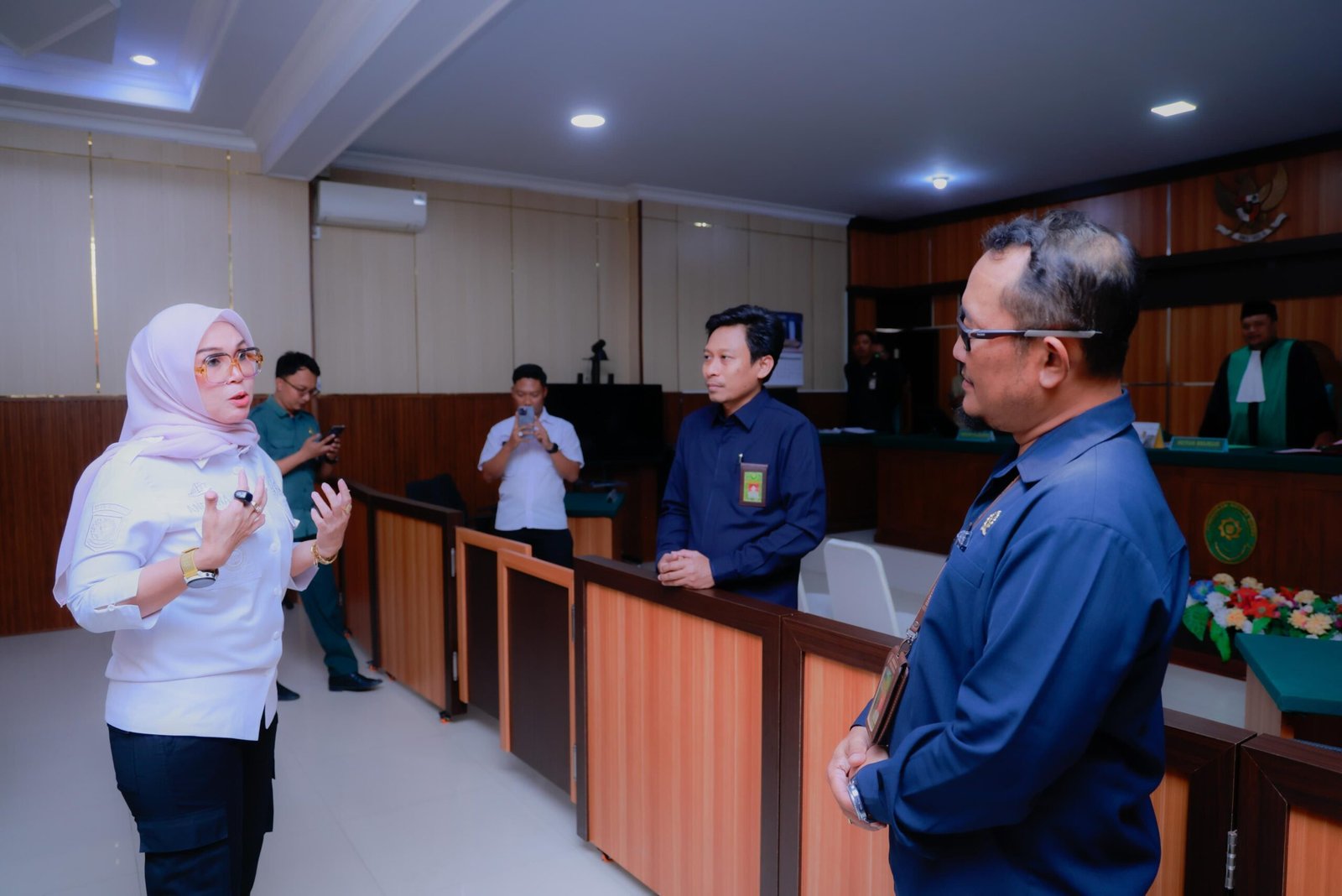 Bupati Barru Andi Ina Kartika Sari berdialog saat meninjau fasilitas dan infrastruktur Pengadilan Agama Barru, Rabu (16/9/2026).