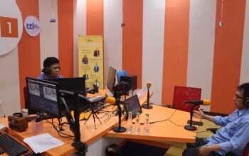 Ketua PWI Sulsel Periode 2026-2031, Suwardi Thahir, saat menjadi narasumber dalam dialog interaktif di RRI Makassar, membahas program kerja PWI Sulsel dan penguatan profesionalisme jurnalis.