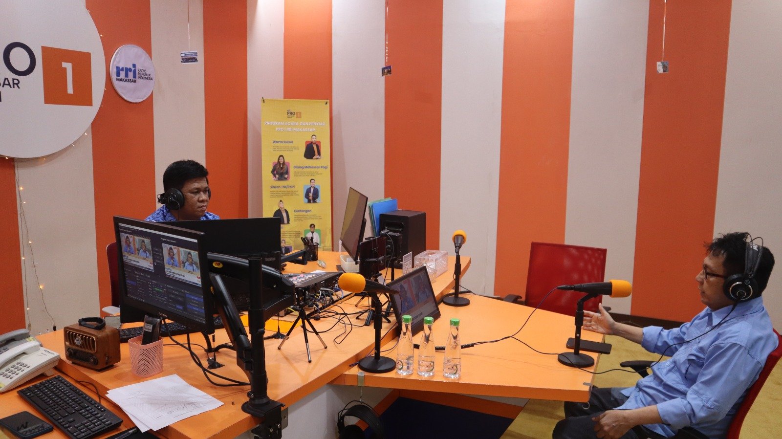 Ketua PWI Sulsel Periode 2026-2031, Suwardi Thahir, saat menjadi narasumber dalam dialog interaktif di RRI Makassar, membahas program kerja PWI Sulsel dan penguatan profesionalisme jurnalis.