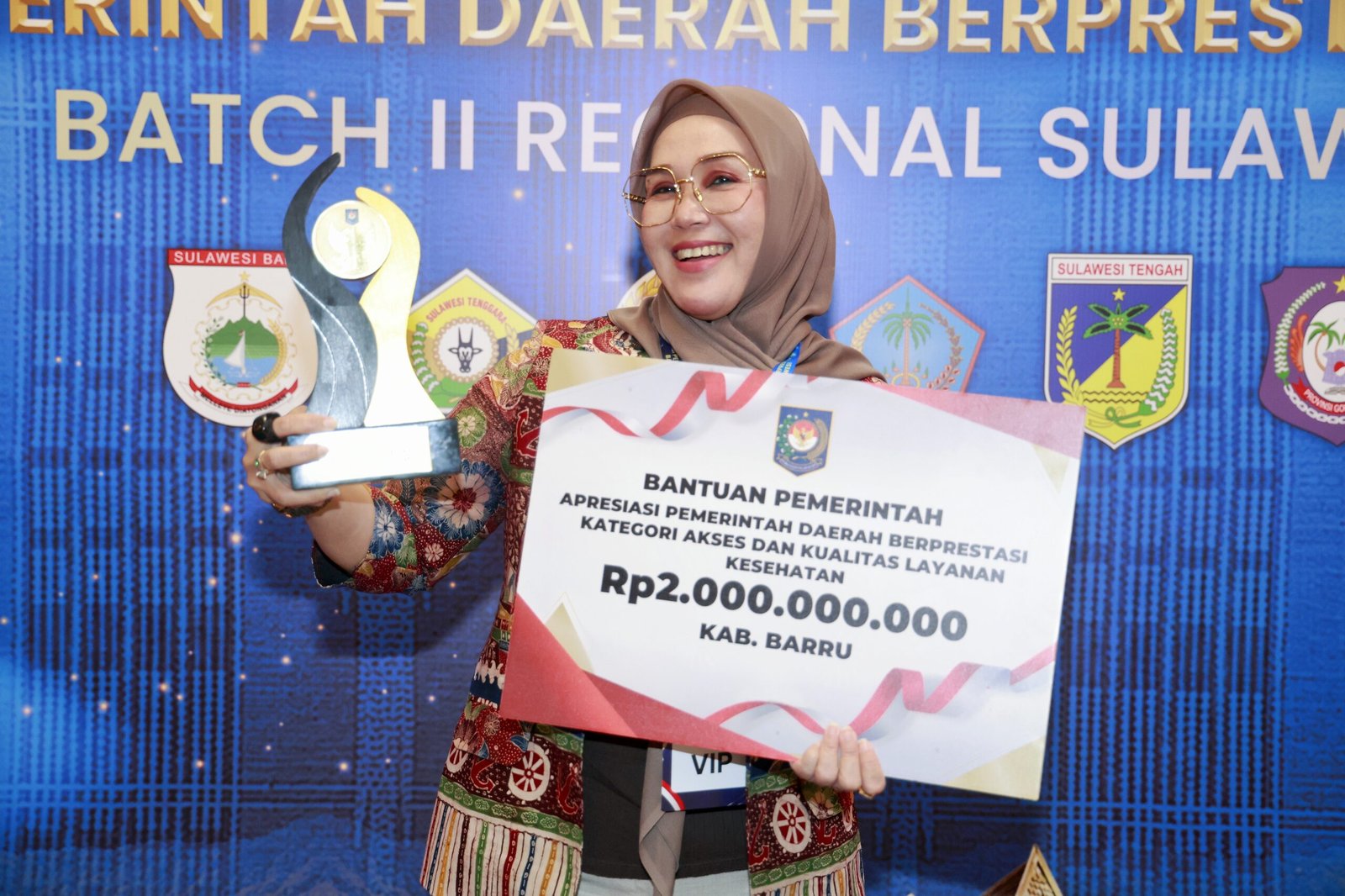 Bupati Barru Andi Ina Kartika Sari menerima penghargaan Terbaik I kategori Akses dan Kualitas Layanan Kesehatan tingkat kabupaten pada Apresiasi Pemerintah Daerah Berprestasi 2026 Batch II Regional Sulawesi di Makassar.