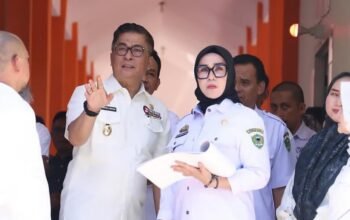 Bupati Barru Andi Ina Kartika Sari saat meninjau upaya penanganan ketersediaan air di tengah kondisi kemarau. Pemerintah Kabupaten Barru memaksimalkan sumber air yang masih tersedia di Intake Marolli, Sungai Batubessi.