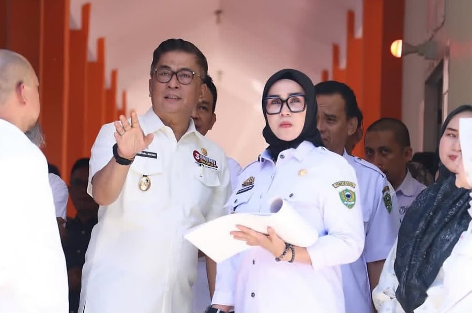 Bupati Barru Andi Ina Kartika Sari saat meninjau upaya penanganan ketersediaan air di tengah kondisi kemarau. Pemerintah Kabupaten Barru memaksimalkan sumber air yang masih tersedia di Intake Marolli, Sungai Batubessi.