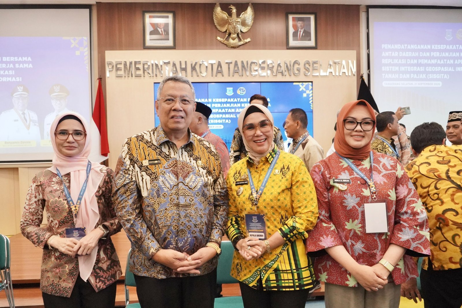 Bupati Barru Andi Ina Kartika Sari bersama jajaran dan pejabat daerah usai menghadiri penandatanganan kerja sama replikasi dan pemanfaatan Sistem Peta Pajak dan Pertanahan di Aula Blandongan, Gedung Utama Balai Kota Tangerang Selatan, Senin (21/9/2026).