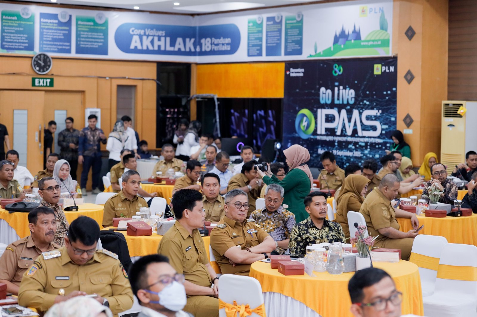 Wakil Bupati Barru Abustan A. Bintang bersama peserta kegiatan Sinkronisasi Usulan Lokasi Program Listrik Perdesaan (Lisdes) 2026โ2029 di Kantor PT PLN (Persero) UID Sulselrabar, Senin (21/9/2026). Pemkab Barru mengusulkan 12 lokasi untuk program tersebut.