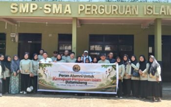 Alumni SMP Perguruan Islam Datuk Museng Makassar angkatan 82 berfoto bersama saat menggelar anjangsana dan silaturahmi ke sekolah, Rabu (23/9/2026).