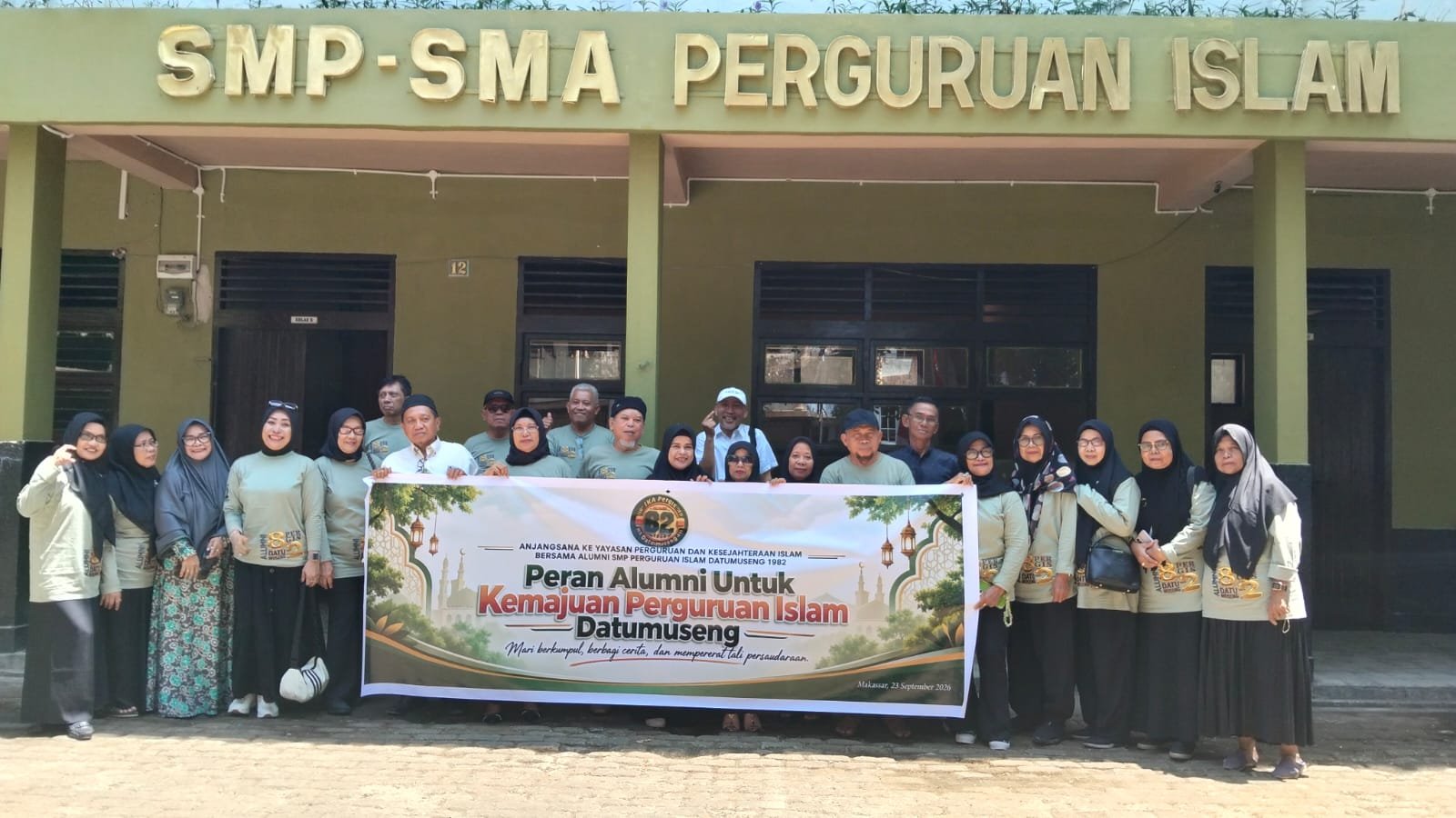 Alumni SMP Perguruan Islam Datuk Museng Makassar angkatan 82 berfoto bersama saat menggelar anjangsana dan silaturahmi ke sekolah, Rabu (23/9/2026).