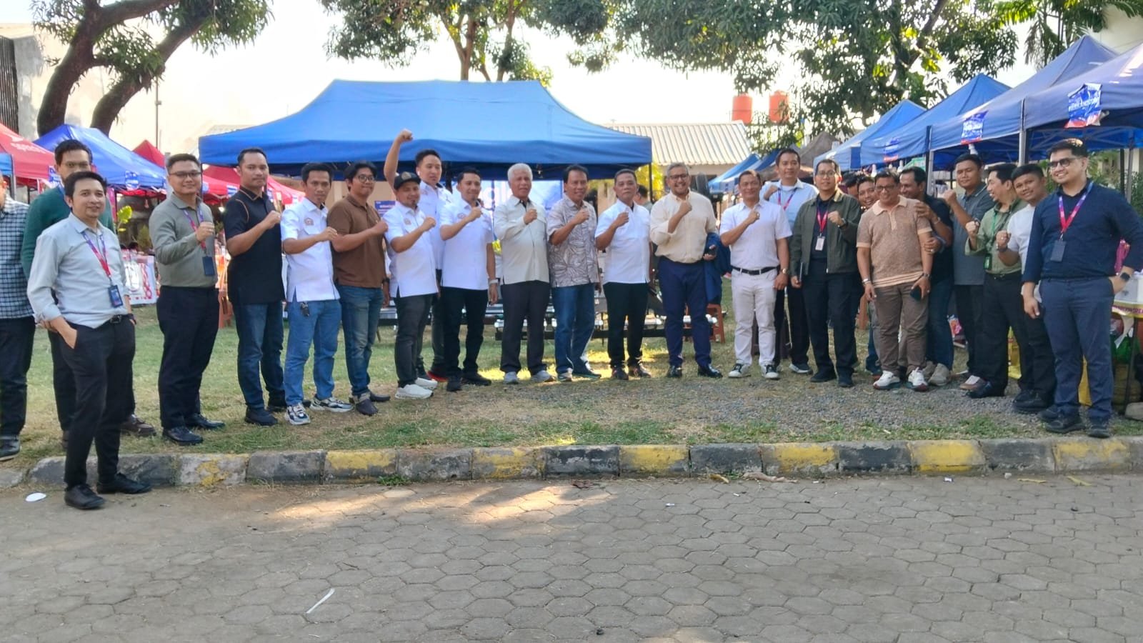 BTN Panakkukang bersama pelaku UMKM binaan berfoto bersama saat pembukaan Bale Festival Kerajinan dan Kuliner 2026 di Makassar, Rabu (23/9/2026).