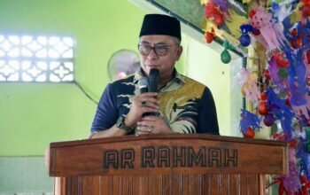 Wakil Bupati Barru Abustan A. Bintang saat menyampaikan sambutan pada peringatan Maulid Nabi Muhammad SAW 1448 Hijriah di Masjid Ar-Rahmah, Jolenge, Kelurahan Takkalasi, Kecamatan Balusu, Kamis (24/9/2026).