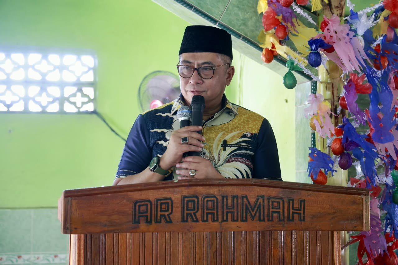 Wakil Bupati Barru Abustan A. Bintang saat menyampaikan sambutan pada peringatan Maulid Nabi Muhammad SAW 1448 Hijriah di Masjid Ar-Rahmah, Jolenge, Kelurahan Takkalasi, Kecamatan Balusu, Kamis (24/9/2026).