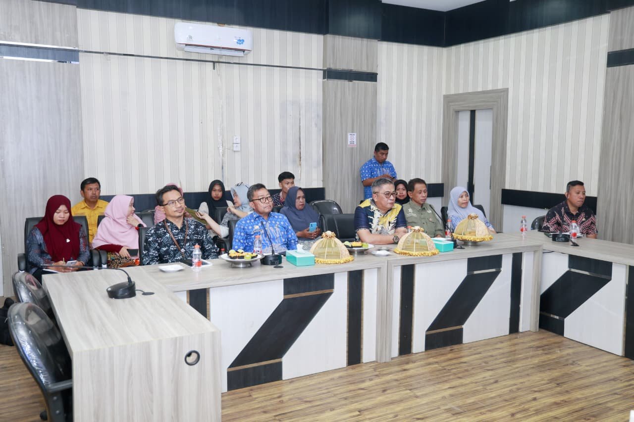 Wakil Bupati Barru Abustan A. Bintang mengikuti secara daring rangkaian pembukaan FEKDI dan IFSE 2026 dari Ruang BASIC Kantor Bupati Barru, Kamis (24/9/2026).