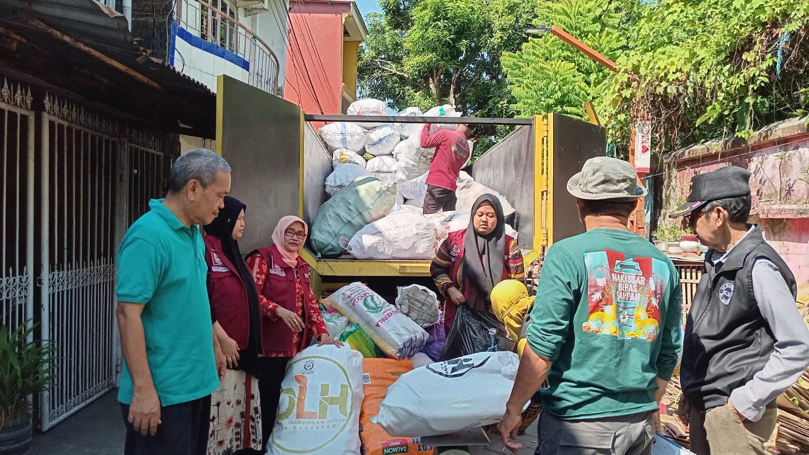Petugas dan warga mengangkut sampah anorganik yang telah dipilah dalam kegiatan pengelolaan sampah di Kecamatan Wajo, Makassar. Program ini diperkuat melalui Bank Sampah Unit (BSU) dan perluasan iuran sampah gratis.