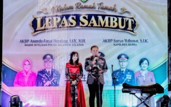 Kapolres Barru AKBP Suryo Wibowo bersama AKBP Ananda Fauzi Harahap dalam acara Ramah Tamah dan Kenal Pamit Kapolres Barru di Halaman Rumah Jabatan Bupati Barru, Sabtu (26/9/2026) malam.