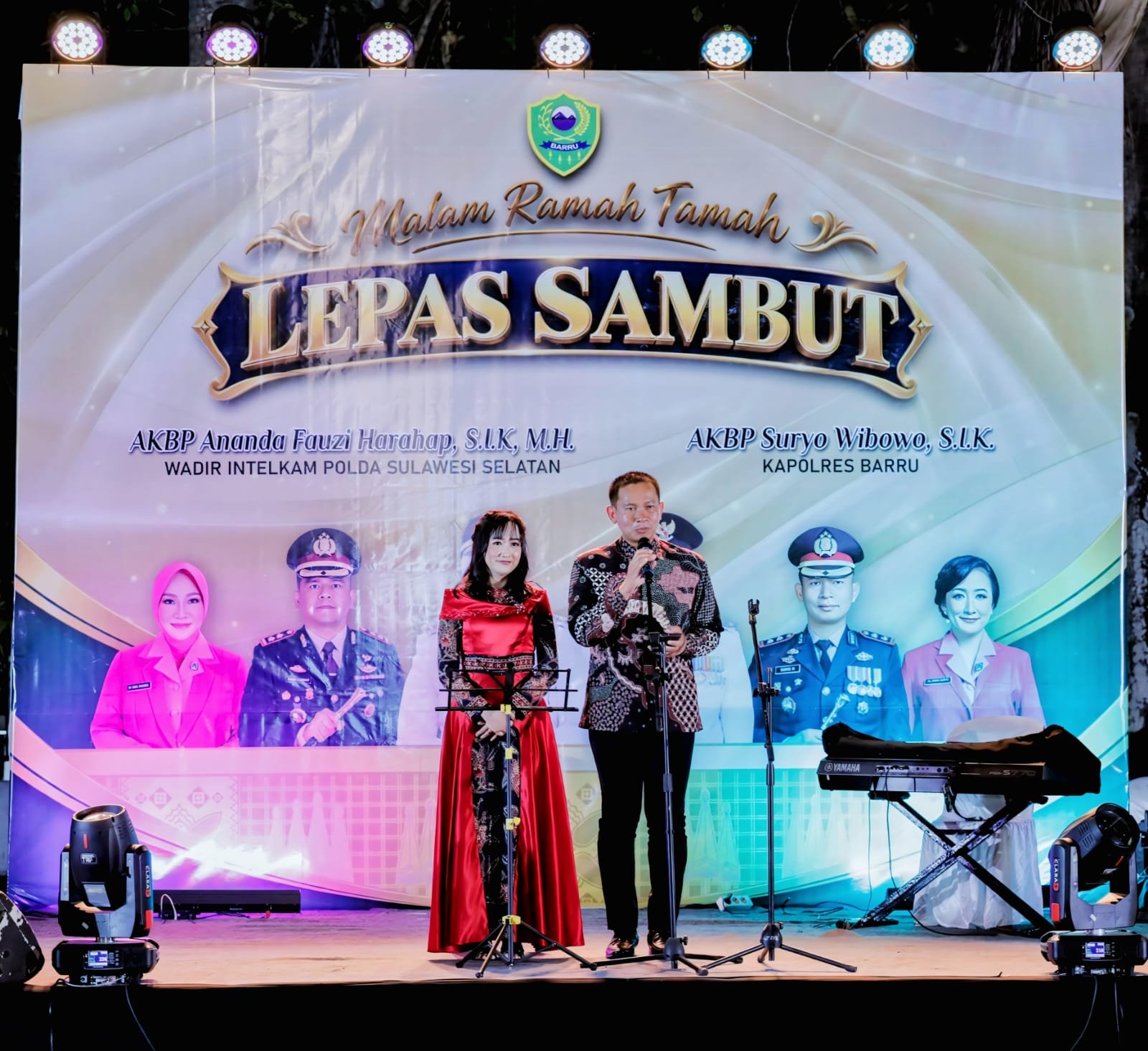 Kapolres Barru AKBP Suryo Wibowo bersama AKBP Ananda Fauzi Harahap dalam acara Ramah Tamah dan Kenal Pamit Kapolres Barru di Halaman Rumah Jabatan Bupati Barru, Sabtu (26/9/2026) malam.