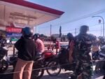 Babinsa Tanete Rilau Bagikan Air Mineral kepada Pengendara yang Antre di SPBU Rama Barru