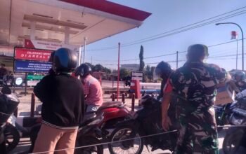 TNI Bagikan Air kepada pengendara motor saat Antri BBM di SPBU Rama Barru (foto MJN)