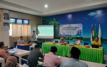 Kepala UPTD Puskesmas Palakka H. Takbir Jafar saat menyampaikan sambutannya di Forum Konsultan Publik di Aula Puskesmas Padongko pada Jumat (18/9/2026).