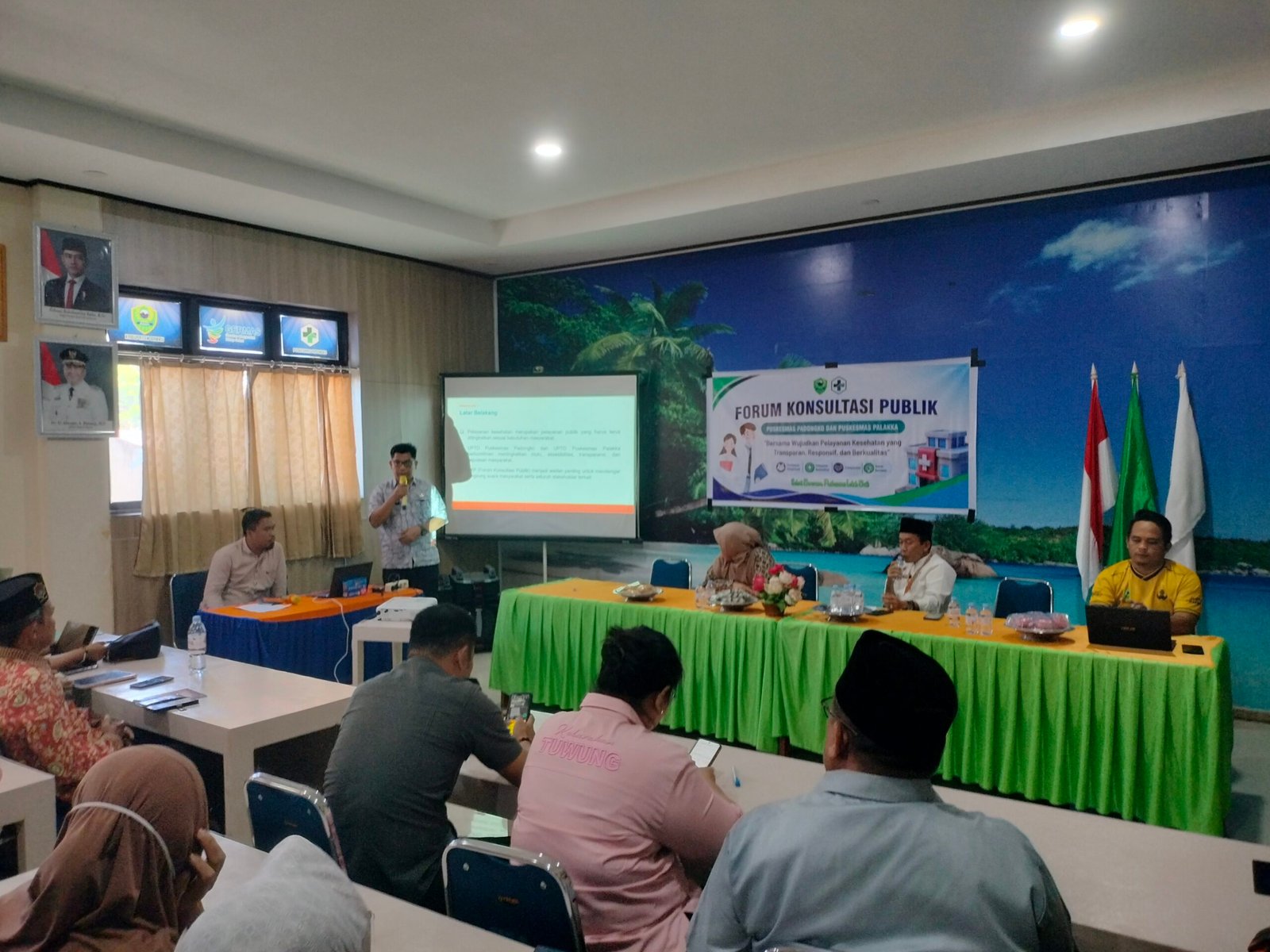 Kepala UPTD Puskesmas Palakka H. Takbir Jafar saat menyampaikan sambutannya di Forum Konsultan Publik di Aula Puskesmas Padongko pada Jumat (18/9/2026).
