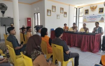 Sekretaris Desa Lasitae Yusuf didampingi Muhammad Tarik (Relawan Perpus), Abdul Kadir (Ketua BPD) , Ridho Akbar (Kordes UNM), Kepada Dusun/RT dan Peserta KKN UNM (Dok MJN)