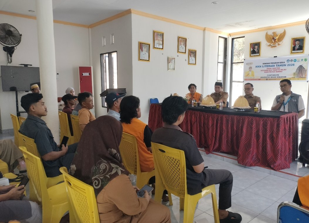 Sekretaris Desa Lasitae Yusuf didampingi Muhammad Tarik (Relawan Perpus), Abdul Kadir (Ketua BPD) , Ridho Akbar (Kordes UNM), Kepada Dusun/RT dan Peserta KKN UNM (Dok MJN)