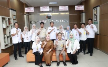 Bupati Barru Andi Ina Kartika Sari didampingi Asisten Administrasi Umum Setda Barru, Plt Kepala BKAD, Kepala Bapperida, Kepala Diskominfo-SP, Inspektur Daerah, Kepala Dinas Perikanan, Kabag Pemerintahan Setda Barru, Kabag Hukum Setda Barru serta Sekretaris dan jajaran Bapenda Kabupaten Barru. Selasa, (29/9/26).