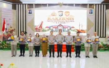 Kasium Polres Barru Penata I Kartini RM, S.Sos., bersama penerima penghargaan lainnya dalam kegiatan Rakernis Setum Polda Sulsel di Aula Mappaodang Polda Sulsel, Senin (28/9/2026).