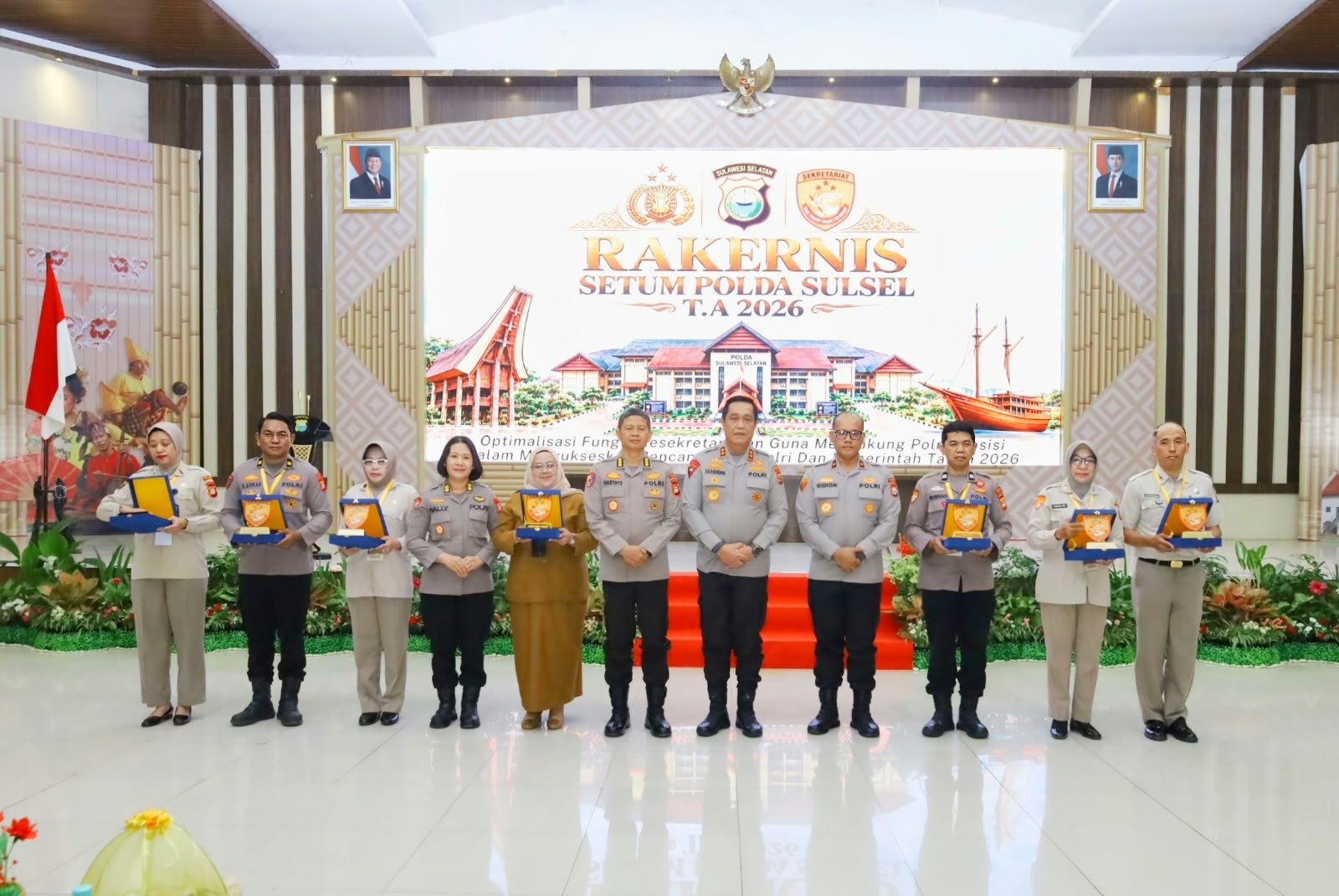 Kasium Polres Barru Penata I Kartini RM, S.Sos., bersama penerima penghargaan lainnya dalam kegiatan Rakernis Setum Polda Sulsel di Aula Mappaodang Polda Sulsel, Senin (28/9/2026).