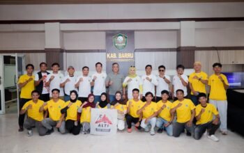 Wakil Bupati Barru, Dr. Ir. Abustan A. Bintang, M.Si., bersama kontingen Asosiasi Lari Trail Indonesia (ALTI) Kabupaten Barru saat pelepasan menuju eksebisi lari trail Porprov Sulsel di Maros, Jumat (2/10/2026).