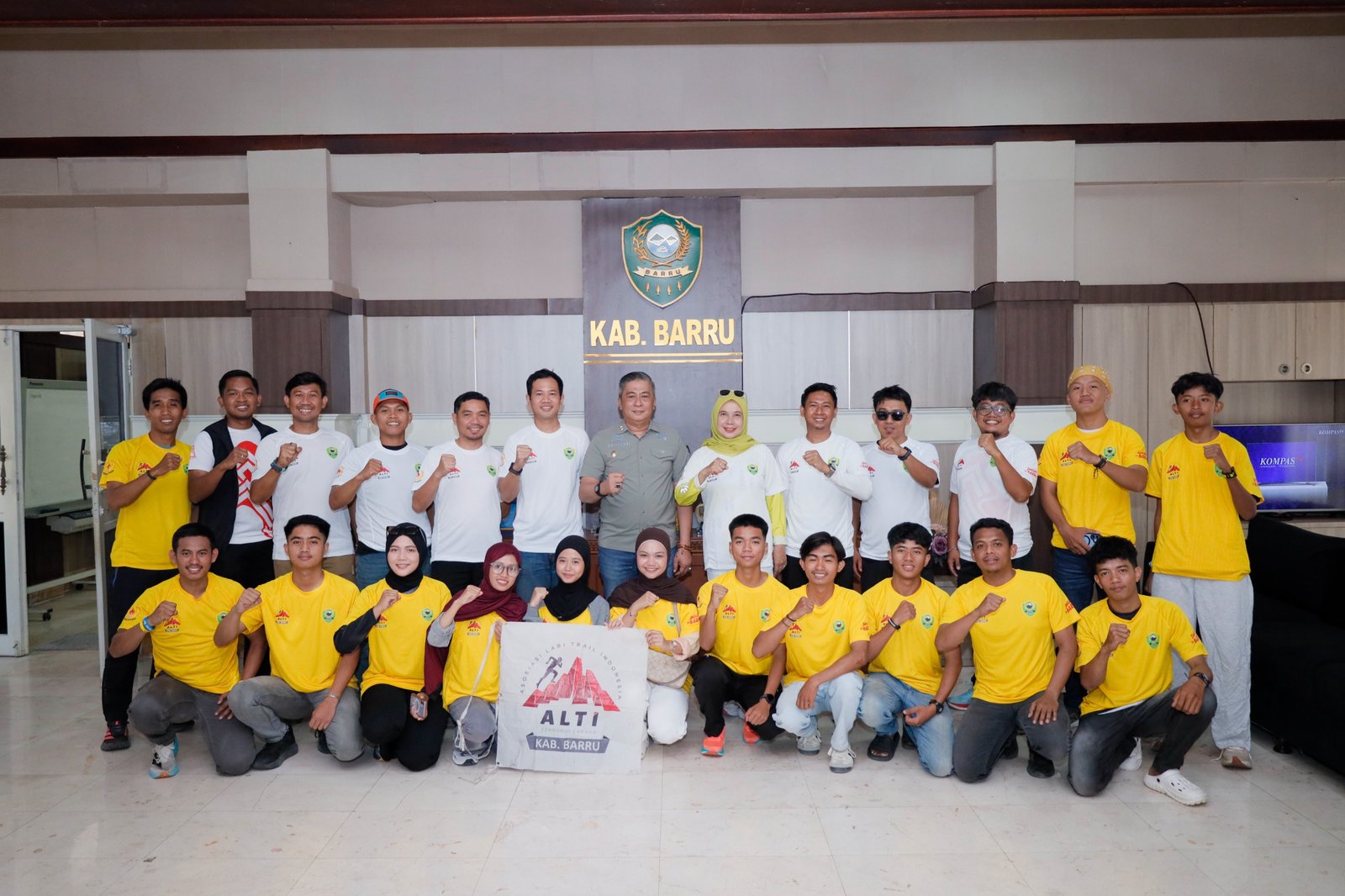 Wakil Bupati Barru, Dr. Ir. Abustan A. Bintang, M.Si., bersama kontingen Asosiasi Lari Trail Indonesia (ALTI) Kabupaten Barru saat pelepasan menuju eksebisi lari trail Porprov Sulsel di Maros, Jumat (2/10/2026).