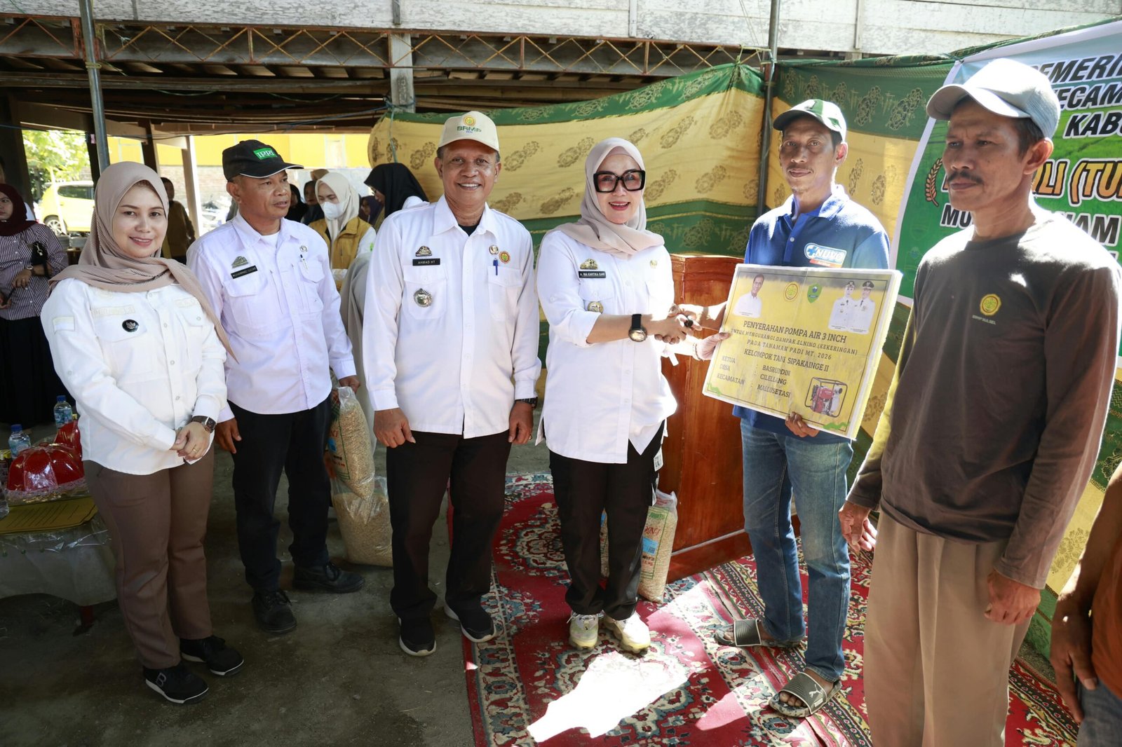 Bupati Barru Andi Ina Kartika Sari bersama jajaran pemerintah daerah dan kelompok tani saat menghadiri tradisi Mappalili sebagai tanda dimulainya Musim Tanam 2026/2027 di Desa Cilellang, Kecamatan Mallusetasi, Rabu (7/10/2026).