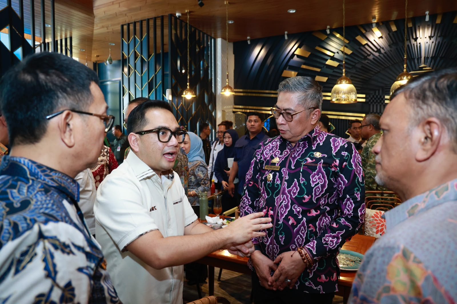Wakil Bupati Barru Abustan A. Bintang menghadiri Kunjungan Kerja Spesifik Komisi II DPR RI di Makassar, Selasa (6/10/2026), yang membahas pengawasan pengelolaan aset pemerintah daerah dan penguatan pelayanan publik melalui Program LSDP.