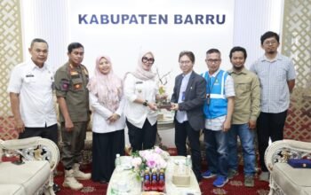 Bupati Barru Andi Ina Kartika Sari bersama jajaran Pemkab Barru dan PT PLN (Persero) UIP3B Sulawesi Unit Pelaksana Transmisi Makassar dalam audiensi di Rumah Jabatan Bupati Barru, Rabu (7/10/2026).