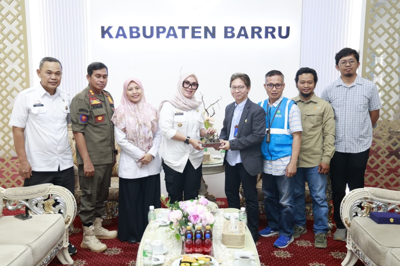 Bupati Barru Andi Ina Kartika Sari bersama jajaran Pemkab Barru dan PT PLN (Persero) UIP3B Sulawesi Unit Pelaksana Transmisi Makassar dalam audiensi di Rumah Jabatan Bupati Barru, Rabu (7/10/2026).