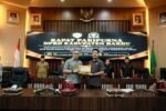 Wabup Abustan Serahkan Rancangan KUA-PPAS 2027, Pemkab Barru Targetkan Pertumbuhan Ekonomi 6,31 Persen
