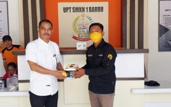 Dampak Asap Karhutla, Direktur Matajurnalis Masuk Sekolah Bagikan Masker ke Siswa SMK Negeri 1 Barru