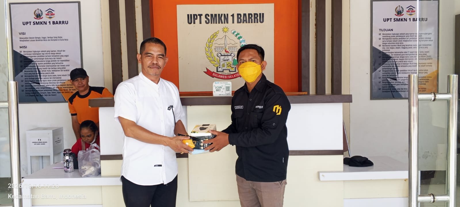 Dampak Asap Karhutla, Direktur Matajurnalis Masuk Sekolah Bagikan Masker ke Siswa SMK Negeri 1 Barru