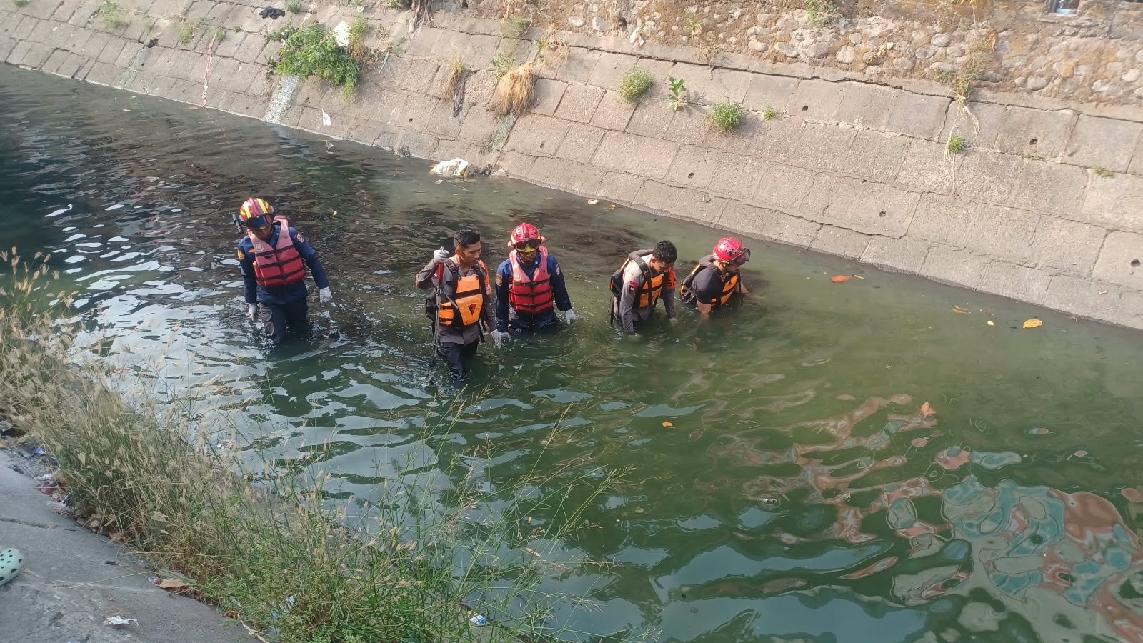 Tim SAR gabungan melakukan pencarian terhadap Rezki, bocah perempuan berusia enam tahun yang diduga tenggelam di Kanal Sirinjala, Kecamatan Panakkukang, Makassar. (Foto: Istimewa)