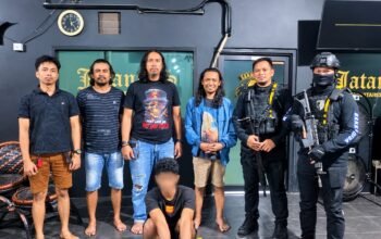 Tim URC Resmob Satreskrim Polres Barru bersama Tim URC Jatanras Polrestabes Makassar mengamankan terduga pelaku penggelapan sepeda motor rental berinisial HS di Makassar. (Foto: Istimewa)