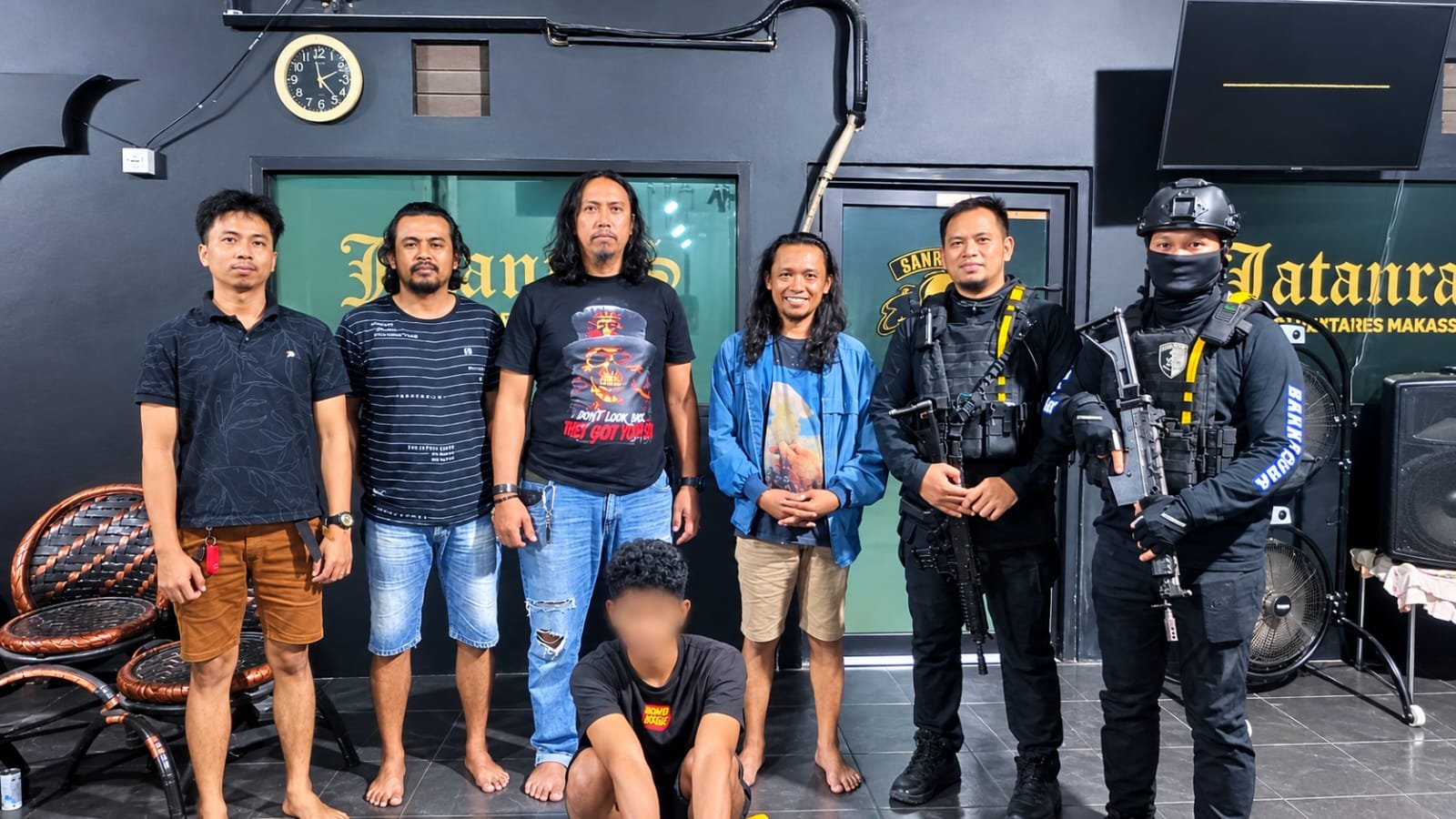 Tim URC Resmob Satreskrim Polres Barru bersama Tim URC Jatanras Polrestabes Makassar mengamankan terduga pelaku penggelapan sepeda motor rental berinisial HS di Makassar. (Foto: Istimewa)